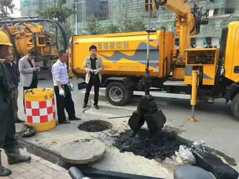 雨山街道：网格员化身“清道夫”，为民解忧疏通“堵心”化粪池
