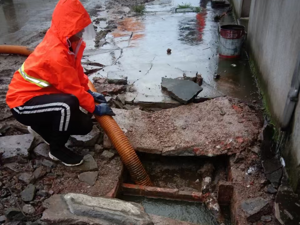 雨山专业清理污水池 炜誉市政以规范流程守护城市 “肠道”